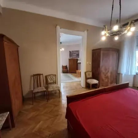 Spacious Base In The Center With Old Style Budapest